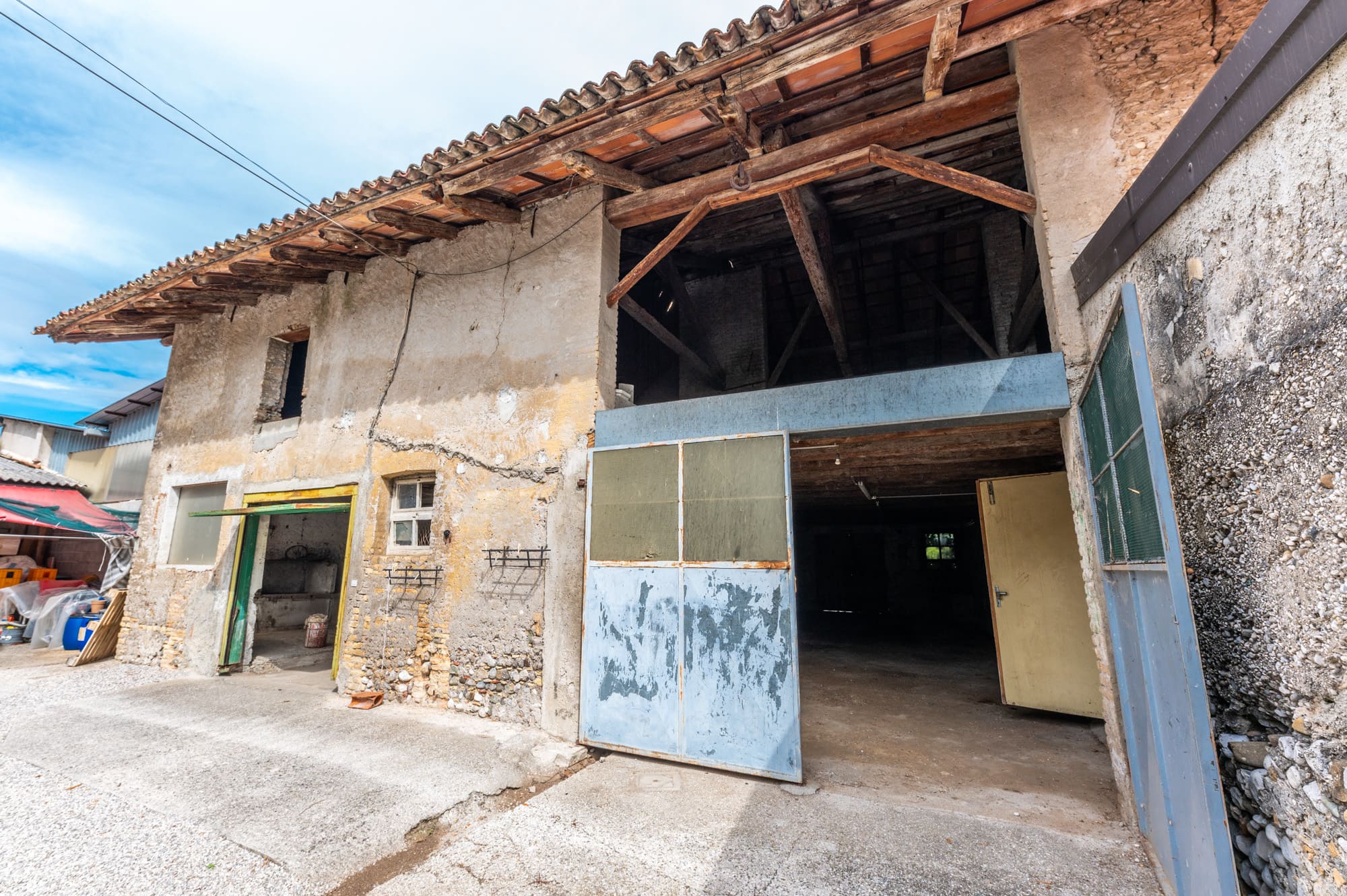 Media numero 32 di CASA SU TRE PIANI CON AMPIO ACCESSORIO DA RISTRUTTURARE A SEDEGLIANO