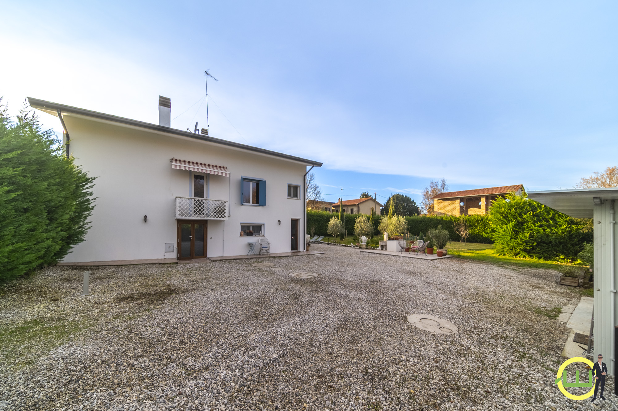 Media numero 38 di VILLA INDIPENDENTE CON AMPIO GIARDINO PIANTUMATO - CLASSE B