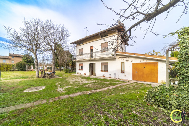 Media numero 3 di STORICA CASA ACCOSTATA CON TRE CAMERE, GARAGE E GIARDINO A POCENIA