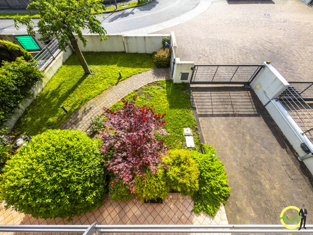 Media numero 34 di Elegante Villa a Schiera su Tre Livelli