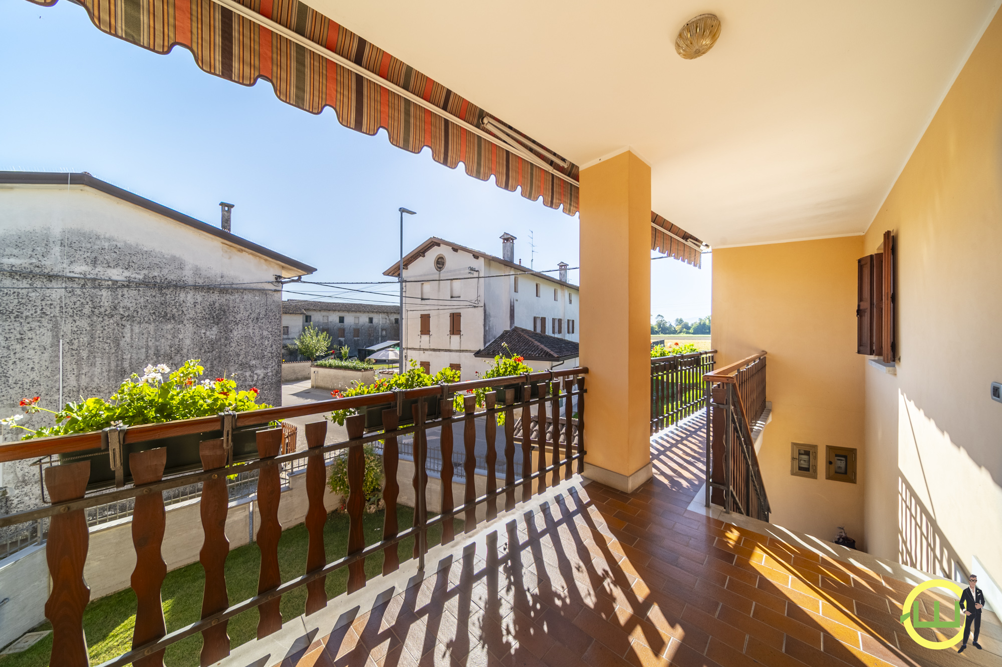 Media numero 21 di VILLA COMPOSTA DA DUE APPARTAMENTI E DUE GARAGE CON GIARDINO