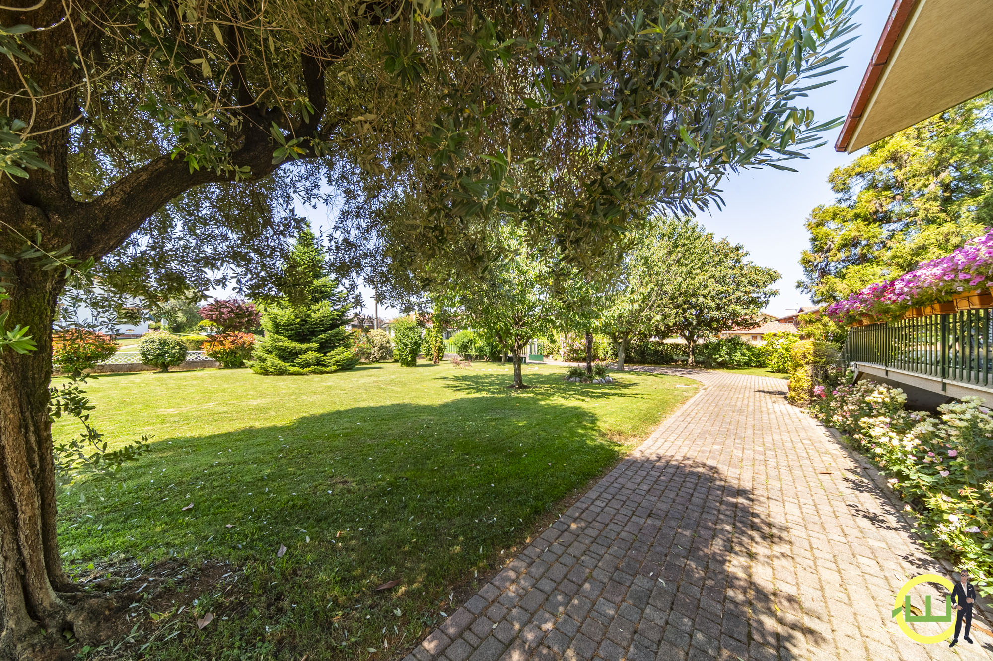 Media numero 3 di VILLA UNIFAMILIARE CON INCANTEVOLE GIARDINO PRIVATO