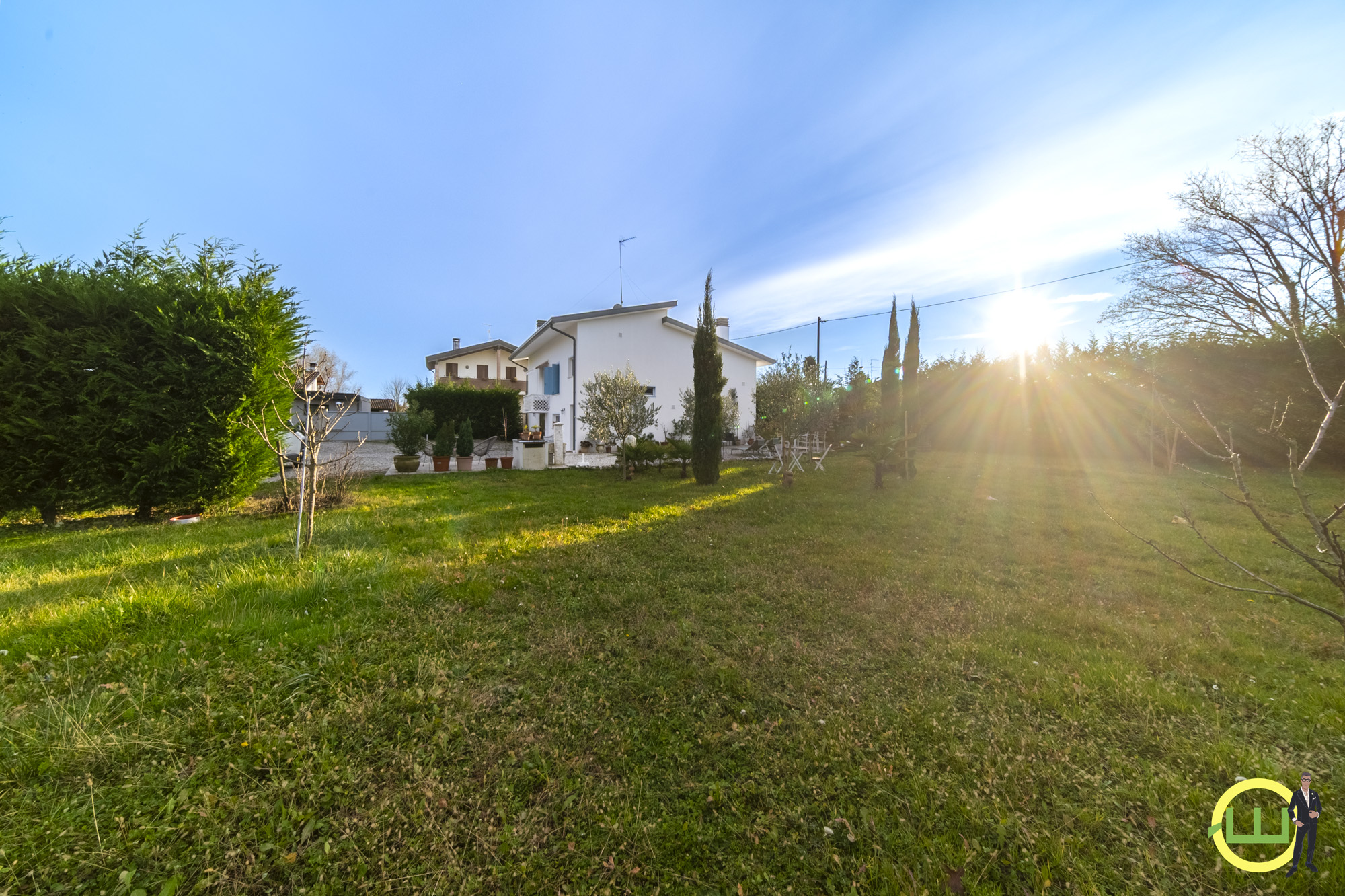 Media numero 36 di VILLA INDIPENDENTE CON AMPIO GIARDINO PIANTUMATO - CLASSE B