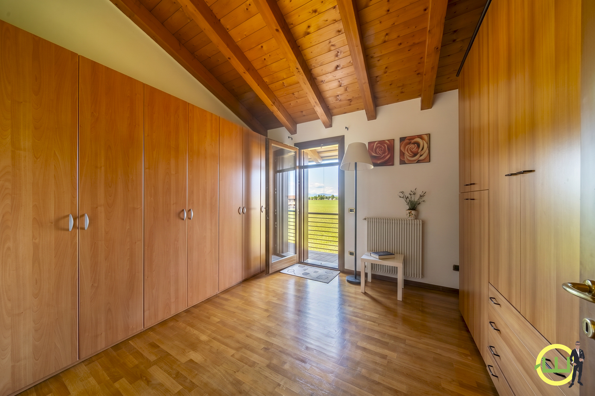 Media numero 28 di Elegante Villa a Schiera su Tre Livelli