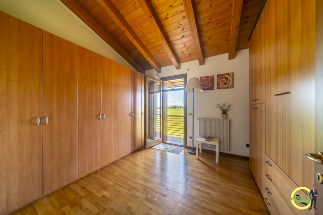 Media numero 28 di Elegante Villa a Schiera su Tre Livelli