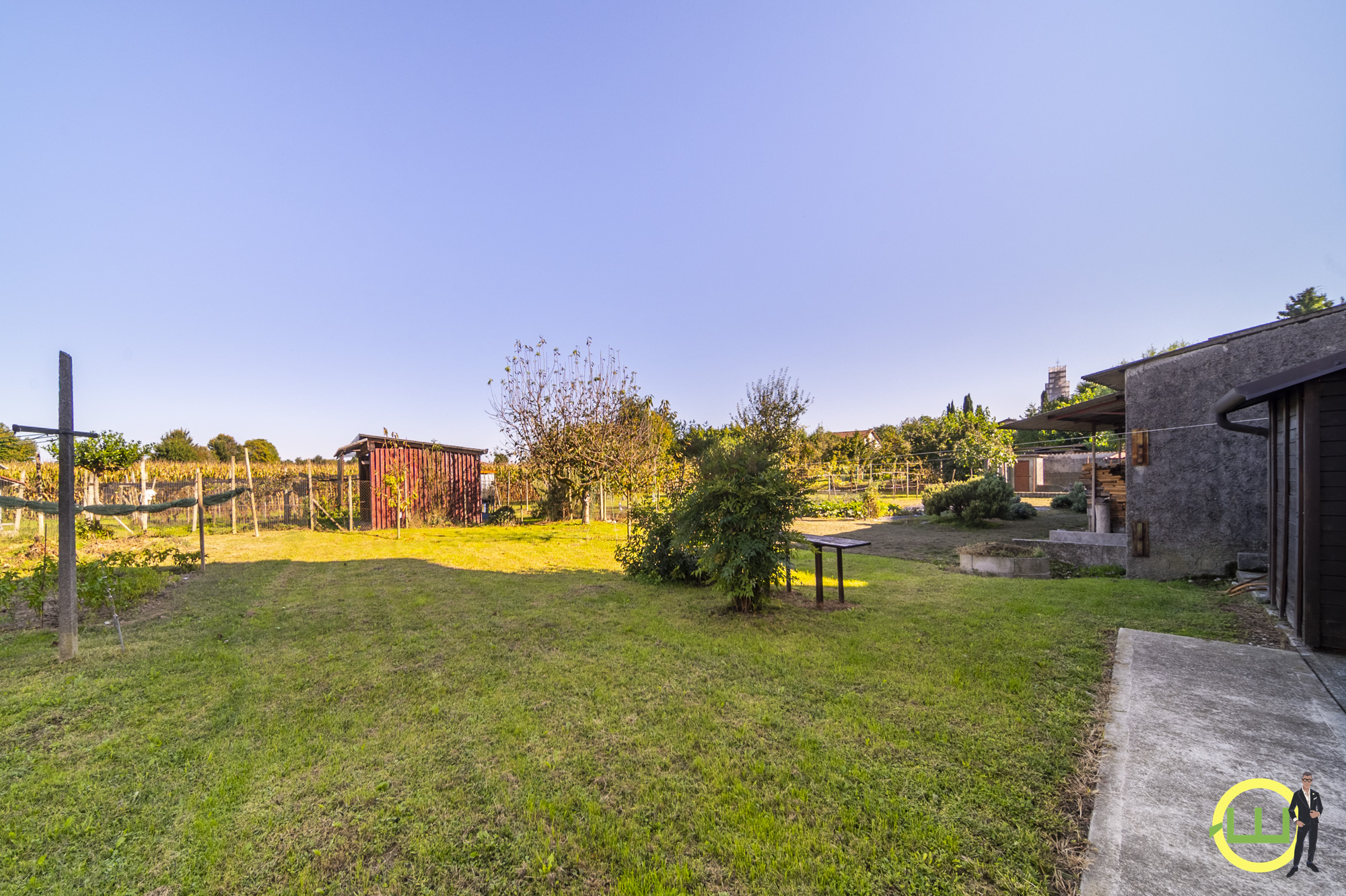 Media numero 50 di VILLA COMPOSTA DA DUE APPARTAMENTI E DUE GARAGE CON GIARDINO