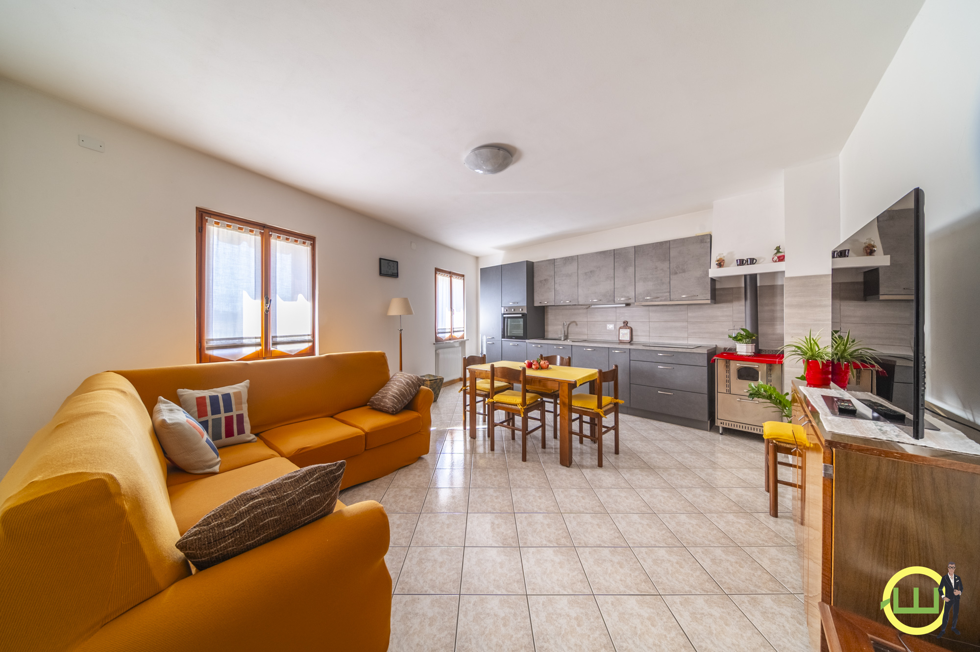 Media numero 4 di VILLA COMPOSTA DA DUE APPARTAMENTI E DUE GARAGE CON GIARDINO