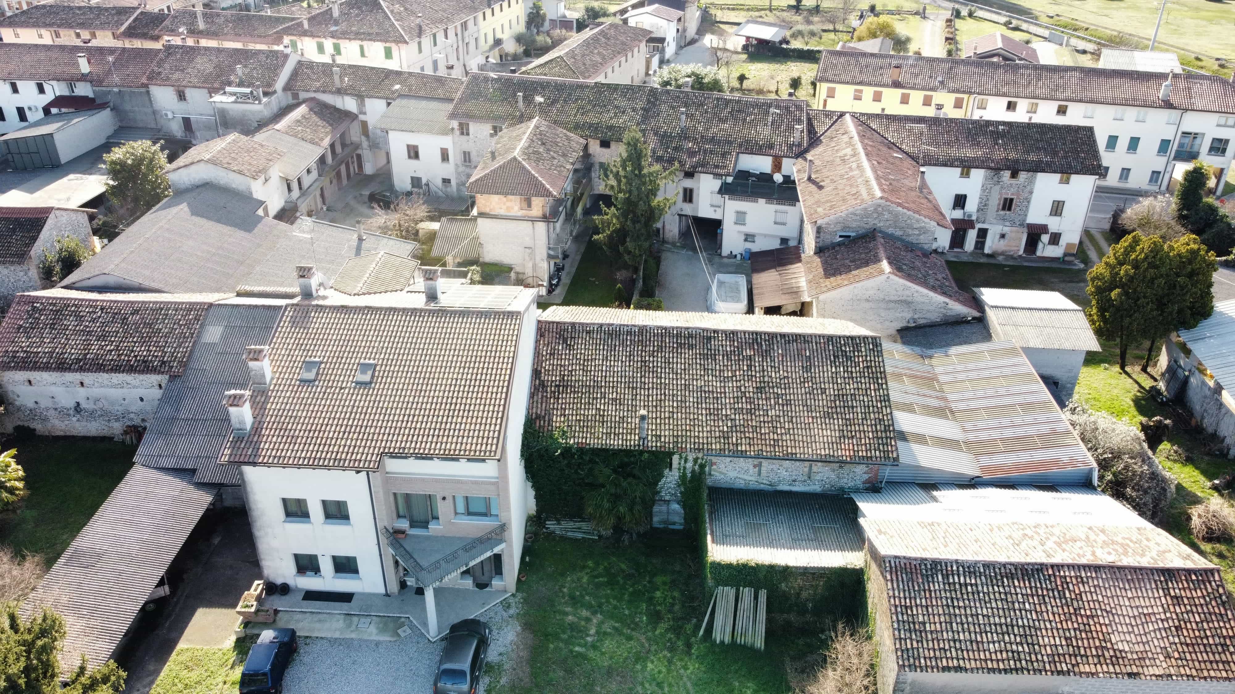 Media numero 3 di CASA SU TRE PIANI CON AMPIO ACCESSORIO DA RISTRUTTURARE A SEDEGLIANO