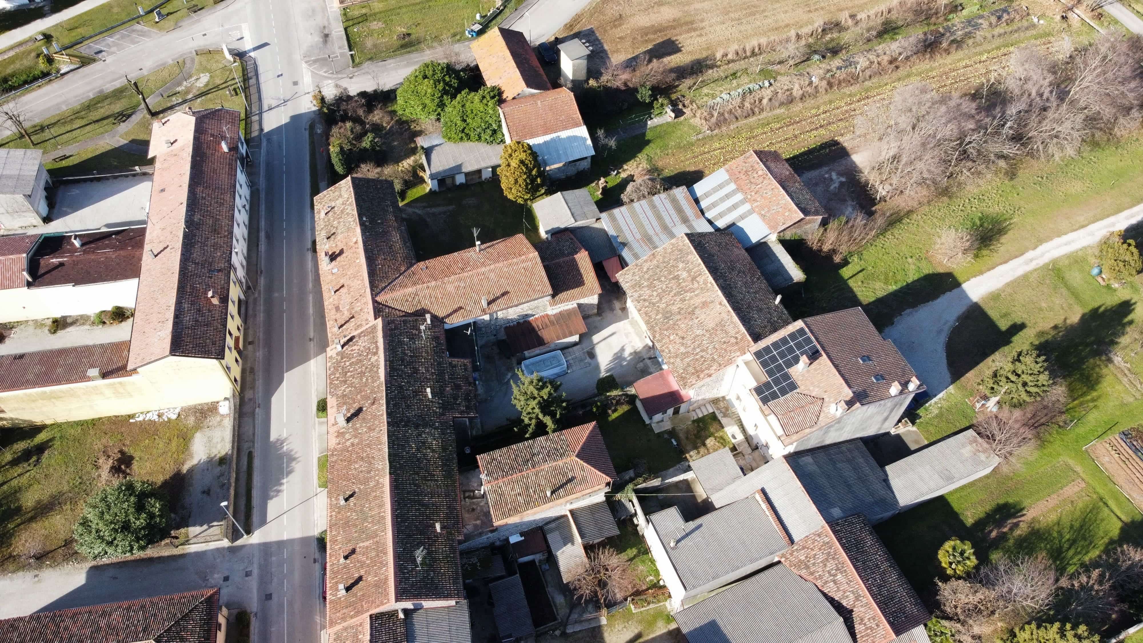 Media numero 12 di CASA SU TRE PIANI CON AMPIO ACCESSORIO DA RISTRUTTURARE A SEDEGLIANO